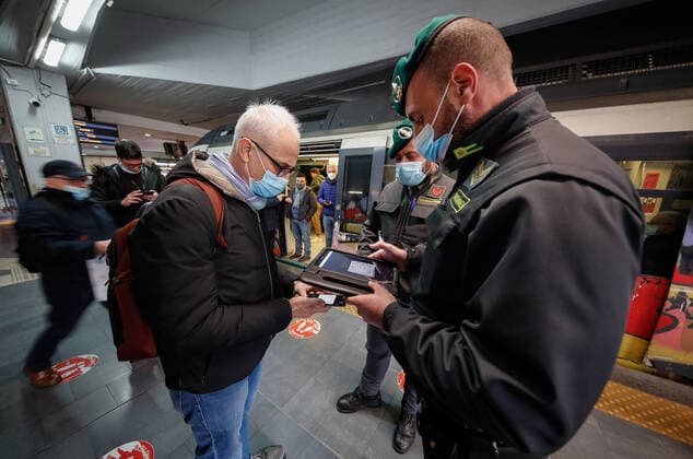 News Bilder des Tages Naples, the police check people to verify that they have the Green pass. Controls are carried out at the circumvesuviana, at the boarding points for the islands and in the clubs, between commuters and tourists.  Copyright: xSalvatorexLaportax xIPAx xKontrolabx