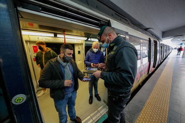 Naples, the police check people to verify that they have the Green pass. Controls are carried out at the circumvesuviana, at the boarding points for the islands and in the clubs, between commuters and tourists.  Copyright: xSalvatorexLaportax xIPAx xKontrolabx