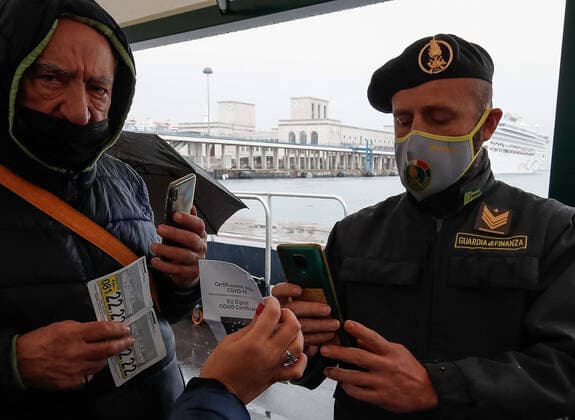 Naples, the police check people to verify that they have the Green pass. Controls are carried out at the circumvesuviana, at the boarding points for the islands and in the clubs, between commuters and tourists.  Copyright: xSalvatorexLaportax xIPAx xKontrolabx