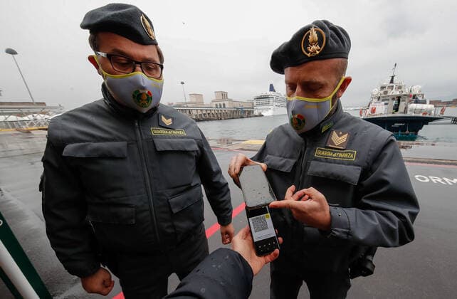 Naples, the police check people to verify that they have the Green pass. Controls are carried out at the circumvesuviana, at the boarding points for the islands and in the clubs, between commuters and tourists.  Copyright: xSalvatorexLaportax xIPAx xKontrolabx