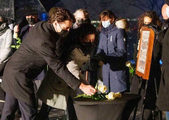 News Bilder des Tages December 6, 2021, Montreal, PQ, Canada: Prime Minister Justin Trudeau and MP Rachel Bendayan place a white rose for two of the victims during vigil in memory of the 14 victims of the 1989 Ecole Polytechnique Montreal tragedy, in Montreal, Monday, Dec. 6, 2021. Montreal Canada  - ZUMAc35_ 20211206_zaf_c35_058 Copyright: xPaulxChiassonx