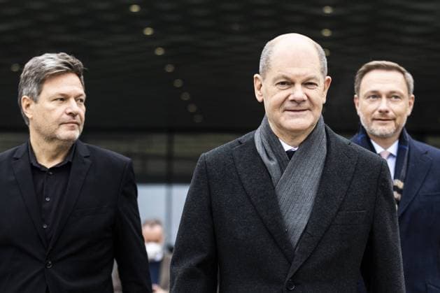 (L-R) Robert Habeck, designierter Bundesminister fuer Wirtschaft und Klimaschutz und Vizekanzler,Olaf Scholz, designierter Bundeskanzler, und Christian Lindner, designierter Bundesminister der Finanzen, aufgenommen nach der Unterzeichnung des Koalitionsvertrages zwischen der SPD, FDP und Buendnis 90 Die Gruenen in Berlin, 07.12.2021. Nach erfolgreichen Koalitionsverhandlungen der sogenannten Ampel-Parteien soll Olaf Scholz am Mittwoch vom Deutschen Bundestag zum neuer Bundeskanzler gewaehlt werden. Berlin Deutschland *** L R Robert Habeck, designated Federal Minister for Economy and Climate Protection and Vice Chancellor,Olaf Scholz, designated Federal Chancellor, and Christian Lindner, designated Federal Minister of Finance, photographed Copyright: xFlorianxGaertner photothek.dex