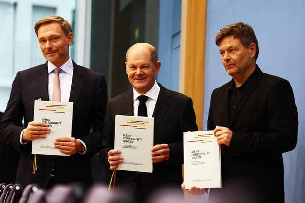 Designierter Bundeskanzler Olaf Scholz (C), designierter Vizekanzler und Minister fuer Wirtschaft und Klimaschutz Robert Habeck (R)und designierter Finanzminister Christian Lindner (L) bei der Bundespressekonferenz nach der Unterzeichnung des Koalitionsvertrags in Berlin am 7. Dezember 2021. Bundespressekonferenz nach Unterzeichnung des Koalitionsvertrags *** Chancellor-designate Olaf Scholz C , Vice-Chancellor-designate and Minister for Economy and Climate Protection Robert Habeck R and Finance Minister-designate Christian Lindner L at the Federal Press Conference after the signing of the coalition agreement in Berlin on December 7, 2021 Federal Press Conference after the signing of the coalition agreement