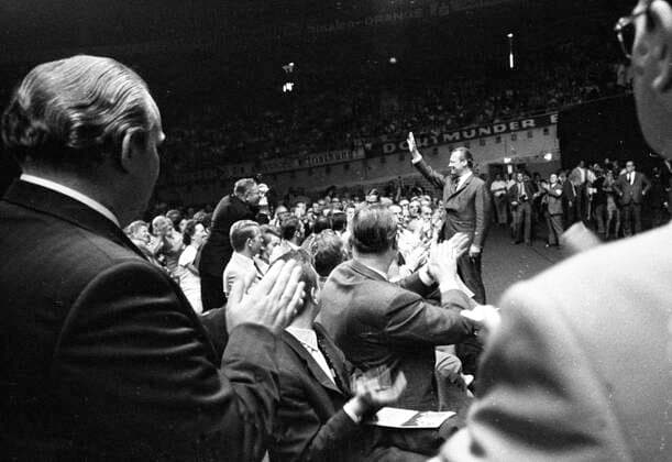 Wahlkampf in NRW der SPD 1966 DEU, Deutschland, Dortmund: Der Wahlkampf in NRW der SPD, hier bei einer Wahlveranstaltung in der Dortmunder Westfalenhalle im Jahre 1966, wurde begleitet von dem bekannten Unterhaltungskuenstler Peter Frankenfeld. DEU, Germany, Dortmund: The election campaign in North Rhine-Westphalia of the SPD, here at an election event in the Dortmund Westfalenhalle in 1966, was accompanied by the well-known entertainer Peter Frankenfeld. NRW *** Election campaign in NRW of the SPD 1966 DEU, Germany, Dortmund The election campaign in NRW of the SPD, here at an election event in the Dortmund Westfalenhalle in 1966, was accompanied by the well known entertainer Peter Frankenfeld DEU, Germany, Dortmund The election campaig