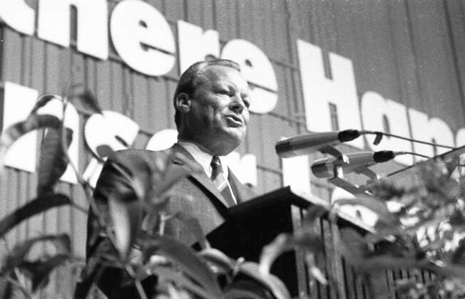 Wahlkampf in NRW der SPD 1966 DEU, Deutschland, Dortmund: Der Wahlkampf in NRW der SPD, hier bei einer Wahlveranstaltung in der Dortmunder Westfalenhalle im Jahre 1966, wurde begleitet von dem bekannten Unterhaltungskuenstler Peter Frankenfeld. Willy Brandt. DEU, Germany, Dortmund: The election campaign in North Rhine-Westphalia of the SPD, here at an election event in the Dortmund Westfalenhalle in 1966, was accompanied by the well-known entertainer Peter Frankenfeld. NRW *** Election campaign in NRW of the SPD 1966 DEU, Germany, Dortmund The election campaign in NRW of the SPD, here at an election event in the Dortmund Westfalenhalle in 1966, was accompanied by the well known entertainer Peter Frankenfeld Willy Brandt DEU, Germany, Do