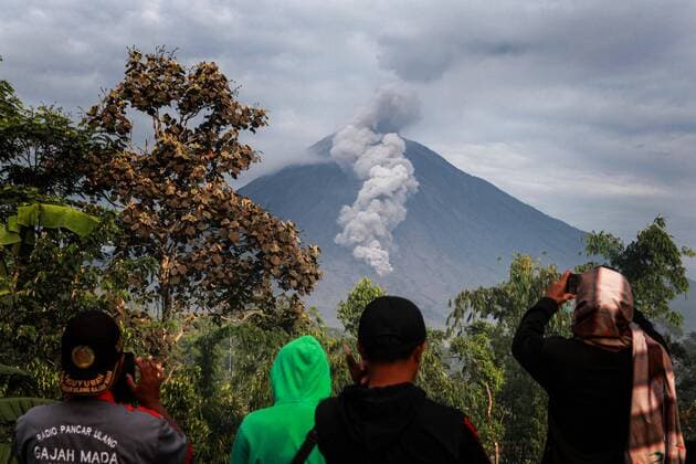 News Themen der Woche KW49 News Bilder des Tages (211207) -- LUMAJANG, Dec. 7, 2021 -- People watch the Mount Semeru from Sapiturang Village in Lumajang, East Java, Indonesia, Dec. 7, 2021. The death toll from the eruption of Mount Semeru has risen to 34, according to a local official. (Photo by Xinhua) INDONESIA-LUMAJANG-MOUNT SEMERU-VOLCANIC ERUPTION-AFTERMATH BayuxNovanta 