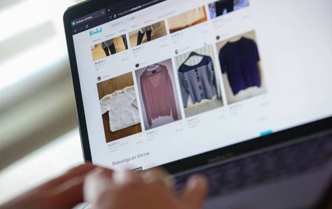 Illustration picture shows the second hand sales app Vinted , in Charleroi, Tuesday 07 December 2021. Vinted is a online marketplace app, developed in Lithuania and used in 10 countries, including Belgium, for buying, selling and exchanging new or secondhand items, mainly clothing and accessories.  VIRGINIExLEFOUR 3151405