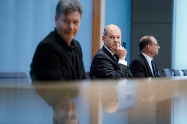 Bundespressekonferenz Mehr Fortschritt wagen - Nach der Unterzeichnung des Koalitionsvertrags Aktuell,07.12.2021,Berlin,Olaf Scholz der kuenftige Bundeskanzler der Bundesrepublik Deutschland (SPD) gemeinsam mit Robert Habeck kuenftiger Vizekanzler und Wirtschaftsminister (Buendnis 90 Die Gruenen) und Tim Szent-Ivanyi Bundespressekonferenz, bei der Bundespressekonferenz zum Thema Mehr Fortschritt wagen - Nach der Unterzeichnung des Koalitionsvertrags Berlin Berlin Deutschland *** Federal Press Conference More progress dare After the signing of the coalition agreement Current,07 12 2021,Berlin,Olaf Scholz the future Chancellor of the Federal Republic of Germany SPD together with Robert Habeck future Vice Chancellor and Minister of Economics