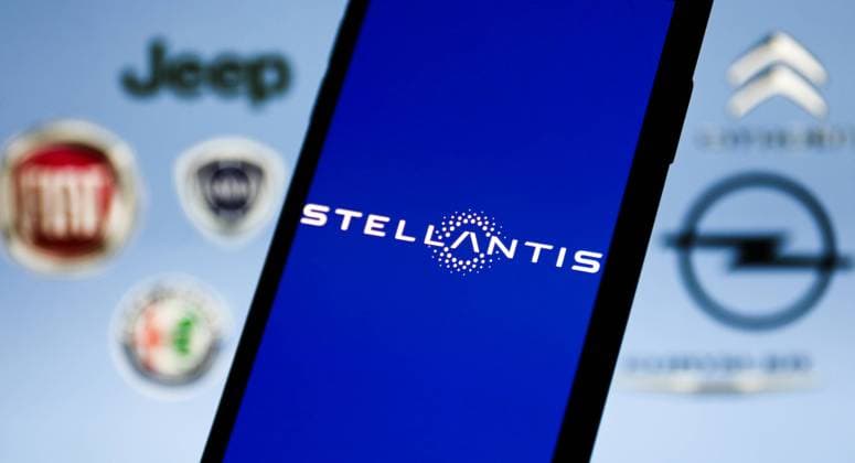 Stellantis Company Stellantis logo displayed on a phone screen is seen with some of the company brands logos displayed in the background in this illustration photo taken in Krakow, Poland on December 7, 2021 Krakow Poland  Copyright: xJakubxPorzyckix originalFilename:porzycki-stellant211207_nptMN.jpg