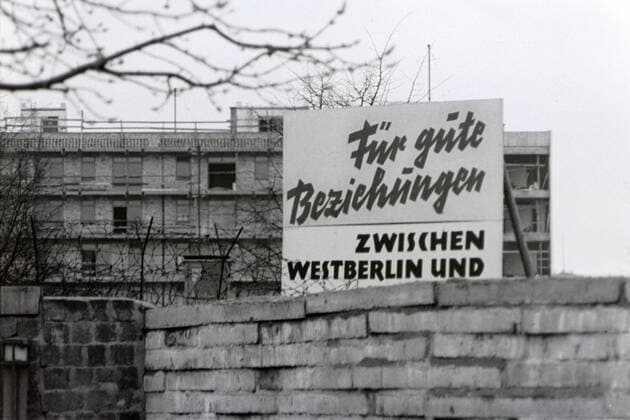 Berlin GER, 20211201,Berlin, Aufnahme ca. 1968, Stadtansicht, Mauer mit Stacheldraht, Schild; Für gute Beziehungen zwischen Westberlin un der DDR *** Berlin GER, 20211201,Berlin, photo ca 1968, city view, wall with barbed wire, sign For good relations between West Berlin and the GDR