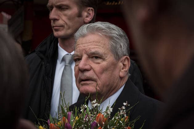 Abschiedsbesuch von Bundespräsident Joachim Gauck. Mit einem Spaziergang vom Bonner Münster zum Alten Rathaus verabschiedet Gauck sich persönlich von den Bonner Bürgern, 07.03.2017 Bonn Innenstadt NRW Deutschland *** Farewell visit of Federal President Joachim Gauck With a walk from Bonn Cathedral to the Old Town Hall Gauck says goodbye personally to the citizens of Bonn, 07 03 2017 Bonn Innenstadt NRW Germany