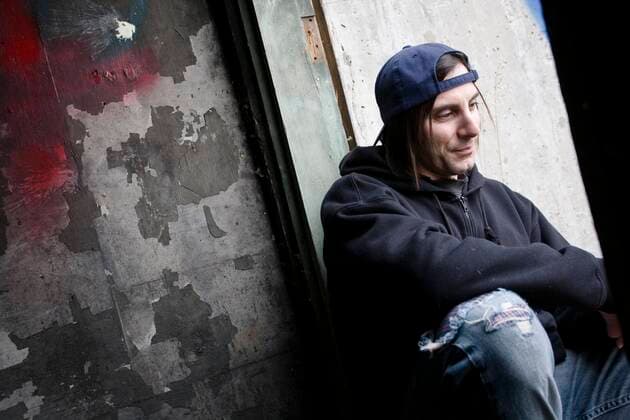 IMAGO Creative: Gesellschaft, Armut Man Sitting In Worn Out Clothing Copyright: StevexNagy 1818896