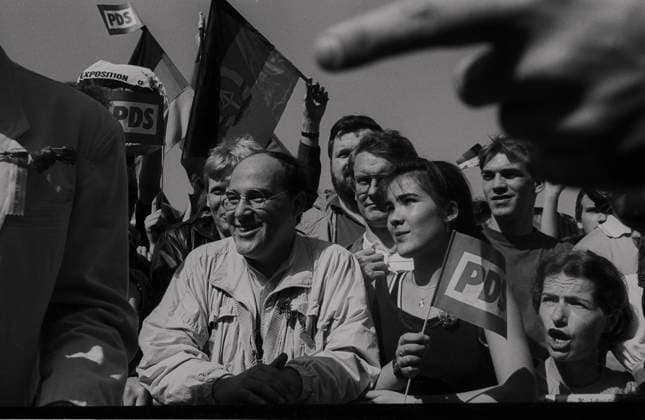 1. Mai Â 90 DDR, Berlin, 01.05.1990, 1.Mai 1990, Kundgebung am Reichstag, Gregor Gysi, PDS Parteigenossen, Â *** 1 May Â 90 GDR, Berlin, 01 05 1990, 1 May 1990, rally at the Reichstag, Gregor Gysi, PDS party comrades, Â