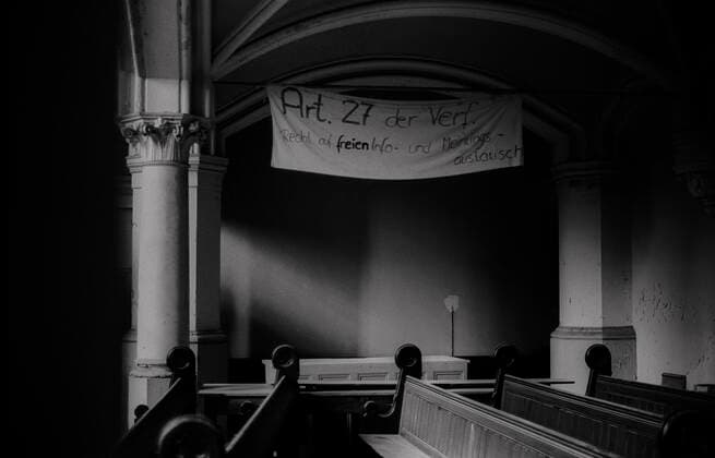 Bürger - Protest DDR, Berlin, 17.4.1988, Transparent der Friedensbewegung in der Zionskirche: Artikel 27 der Verfassung. Recht auf freien Info - und Meinungsaustausch, Â *** Citizen protest GDR, Berlin, 17 4 1988, banner of the peace movement in the Zion church Article 27 of the constitution right to free info and exchange of opinions, Â