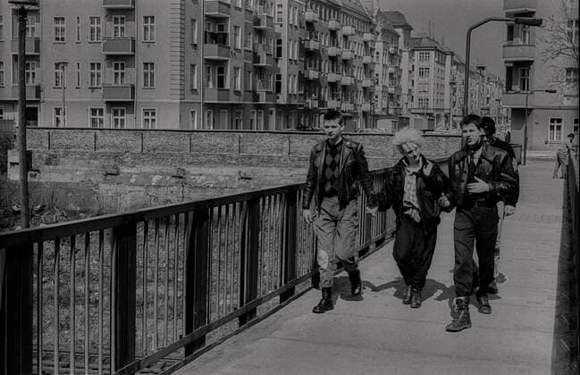 Punks DDR, Berlin, 16.4.1988, Punks auf der S-Bahnfußgängerbrücke Sonnenburger Straße, Â *** Punks GDR, Berlin, 16 4 1988, Punks on the S Bahn pedestrian bridge Sonnenburger Straße, Â