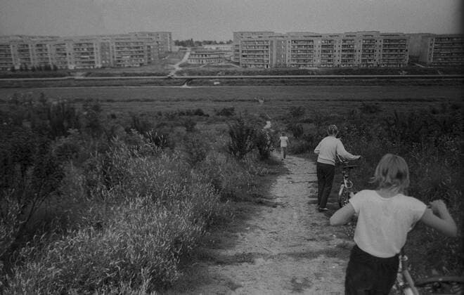 Kienberg DDR, Berlin, 16.6.1988, auf dem Kienberg in Hellersdorf ..., Neubaugebiet, Plattenbausiedlung, Kinder mit Fahrrädern auf dem Weg, Â *** Kienberg GDR, Berlin, 16 6 1988, on the Kienberg in Hellersdorf , new building area, prefabricated housing estate, children with bicycles on the way, Â
