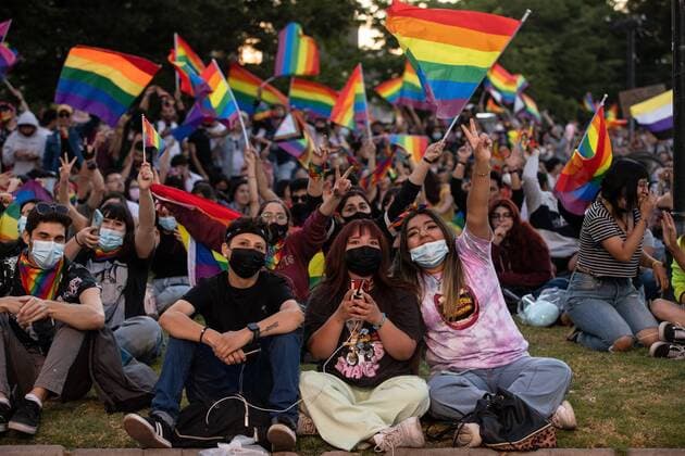 Bilder des Jahres 2021, News 12 Dezember News Themen der Woche KW49 News Bilder des Tages Chile, LGBT Community feiert Legalisierung gleichgeschlechtlicher Ehe in Santiago Hundreds of people celebrate the approval of the Equal marriage at Plaza Italia in Santiago, Chile, 07 December 201. Chile became the eighth country in Latin America to legalize equal marriage on Tuesday after passing a historic bill that allows unions between people of the same sex, one of the greatest wishes of the LGTBI community in the country. EFE Alberto Valdés Chile gives the green light to equal marriage and follows the Latin American trail !ACHTUNG: NUR REDAKTIONELLE NUTZUNG!  Copyright: xAlbertoxValdesx AME3077 20211208-4a461e181cf82ad6f65ca2a91a27c866e7bc10d1