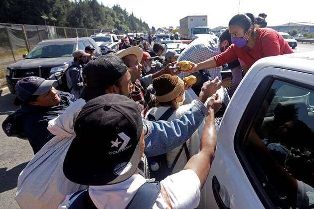 Mexiko, Migranten in Puebla People distribute food to Central American migrants on their way to the northern border in the city of Puebla, Mexico, 07 December 2021. The migrant caravan that tries to cross Mexico from the south to the northern border arrived this Tuesday in the central state of Puebla on its way to Mexico City showing fatigue and with the number of members reduced to 300. EFE Hilda Ríos The migrant caravan arrives in the central Mexican state of Puebla !ACHTUNG: NUR REDAKTIONELLE NUTZUNG!  Copyright: xHildaxRíosx MEX9763 20211208-3b32fdbe88b6af3f54e067e580d644d26a286b13