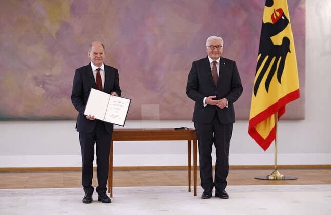 News Themen der Woche KW49 News Bilder des Tages Olaf Scholz, designierter Bundeskanzler, bekommt von Bundespraesident Frank-Walter Steinmeier im Schloss Bellevue seine Ernennungsurkunde ueberreicht. Berlin, 08.12.2021 Berlin Germany *** Olaf Scholz, Chancellor-designate, receives his certificate of appointment from German President Frank Walter Steinmeier at Bellevue Palace Berlin, 08 12 2021 Berlin Germany Copyright: xThomasxImox