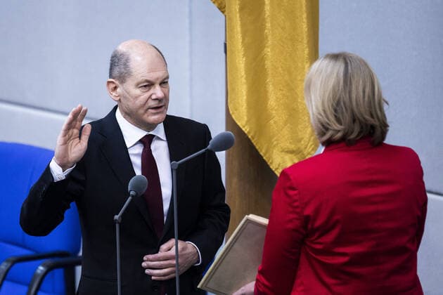 News Bilder des Tages Bundeskanzler Olaf Scholz (L), und Baerbel Bas, Bundestagspraesidentin (R), aufgenommen im Rahmen der Vereidigung der neuen Bundesregierung in Berlin, 08.12.2021. Nach der gestrigen Unterzeichnung des Koalitionsvertrages zwischen der SPD, FDP und den Gruenen wird heute der neue Kanzler sowie die Minister ernannt und vereidigt. Berlin Deutschland *** Chancellor Olaf Scholz L , and Baerbel Bas, President of the Bundestag R , photographed during the swearing-in ceremony of the new federal government in Berlin, 08 12 2021 After yesterdays signing of the coalition agreement between the SPD, FDP and the Greens, the new chancellor and ministers will be appointed and sworn in today Berlin Germany Copyright: xFlorianxGaertner photothek.dex