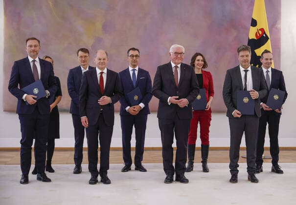 Bilder des Jahres 2021, News 12 Dezember News Themen der Woche KW49 News Bilder des Tages Bundespraesident Frank-Walter Steinmeier posiert im Schloss Bellevue anlaesslich der Uebergabe der Ernennungsurkunden an die Mitgliederinnen und Mitglieder des Kabinetts fuer ein Gruppenfoto. Berlin, 08.12.2021 Berlin Germany *** German President Frank Walter Steinmeier poses for a group photo at Bellevue Palace on the occasion of the presentation of the appointment certificates to the members of the cabinet Berlin, 08 12 2021 Berlin Germany Copyright: xThomasxImox