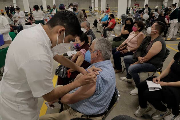 Coronavirus in Mexiko, Booster-Impfungen in Mexiko-Stadt Booster Vaccination Against Covid-19 Begins For Older Adults In Mexico City Medical personnel apply AstraZeneca booster vaccine against Covid-19 to older adults at the Centro de Estudios Superiores en Ciencias de la Salud (CEDIS), Mexico City, during the health emergency due to the coronavirus and the green epidemiological traffic light in the capital. Mexico City Mexico City Mexico  Copyright: xGerardoxVieyrax originalFilename:vieyra-notitle211207_np23S.jpg
