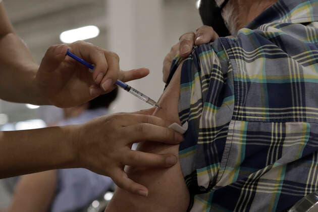 Coronavirus in Mexiko, Booster-Impfungen in Mexiko-Stadt Booster Vaccination Against Covid-19 Begins For Older Adults In Mexico City Medical personnel apply AstraZeneca booster vaccine against Covid-19 to older adults at the Centro de Estudios Superiores en Ciencias de la Salud (CEDIS), Mexico City, during the health emergency due to the coronavirus and the green epidemiological traffic light in the capital. Mexico City Mexico City Mexico  Copyright: xGerardoxVieyrax originalFilename:vieyra-notitle211207_npm0d.jpg