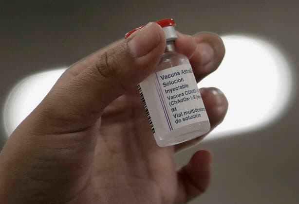 Coronavirus in Mexiko, Booster-Impfungen in Mexiko-Stadt Booster Vaccination Against Covid-19 Begins For Older Adults In Mexico City Medical personnel hold a bottle of AstraZeneca s booster biologic against Covid-19 before vaccinating older adults at the Centro de Estudios Superiores en Ciencias de la Salud (CEDIS), Mexico City, during the health emergency due to the coronavirus and the green epidemiological traffic light in the capital. Mexico City Mexico City Mexico  Copyright: xGerardoxVieyrax originalFilename:vieyra-notitle211207_npOHX.jpg