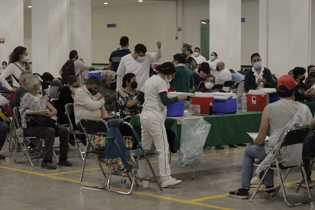 Coronavirus in Mexiko, Booster-Impfungen in Mexiko-Stadt Booster Vaccination Against Covid-19 Begins For Older Adults In Mexico City Medical personnel attend to older adults before vaccinating them with the AstraZenecea biological booster against Covid-19 at the Centro de Estudios Superiores en Ciencias de la Salud (CEDIS), Mexico City, during the health emergency due to the coronavirus and the green epidemiological traffic light in the capital. Mexico City Mexico City Mexico  Copyright: xGerardoxVieyrax originalFilename:vieyra-notitle211207_npwRY.jpg