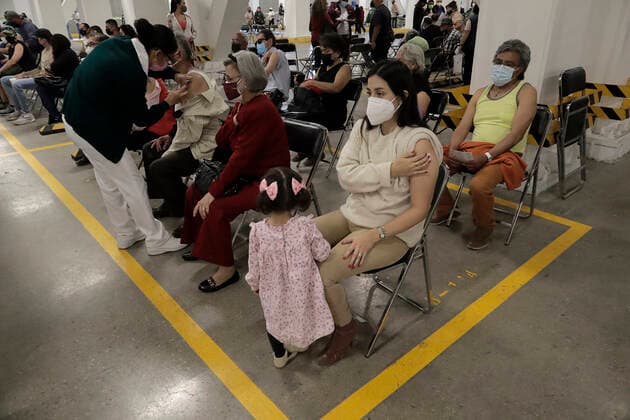 Coronavirus in Mexiko, Booster-Impfungen in Mexiko-Stadt Booster Vaccination Against Covid-19 Begins For Older Adults In Mexico City Older adults inside the facilities of the Centro de Estudios Superiores en Ciencias de la Salud (CEDIS), Mexico City, before being vaccinated with the AstraZenecea biological booster against Covid-19 during the health emergency due to the coronavirus and the green epidemiological traffic light in the capital. Mexico City Mexico City Mexico  Copyright: xGerardoxVieyrax originalFilename:vieyra-notitle211207_npdrX.jpg