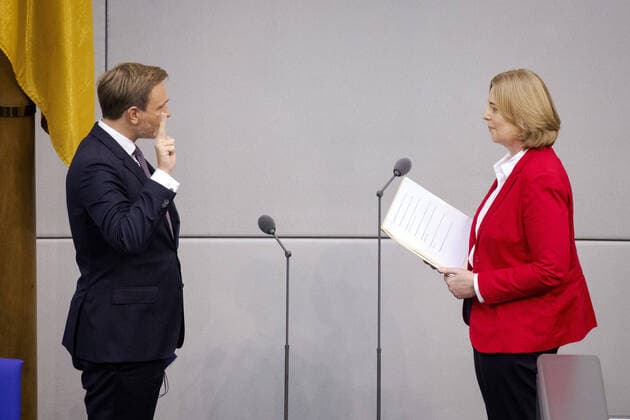 Bundestag President Baerbel Bas R swears in Christian Lindner, Federal Minister of Finance L Berlin, 08 12 2021 After yesterdays signing of the coalition agreement between the SPD, FDP and the Greens, the new Chancellor and ministers will be appointed and sworn in today Berlin Germany Copyright: xJaninexSchmitz photothek.dex