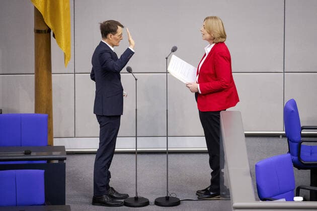 Bundestag President Baerbel Bas R swears in Karl Lauterbach, Federal Minister of Health L Berlin, 08 12 2021 After yesterdays signing of the coalition agreement between the SPD, FDP and the Greens, the new chancellor and ministers will be appointed and sworn in today Berlin Germany Copyright: xJaninexSchmitz photothek.dex