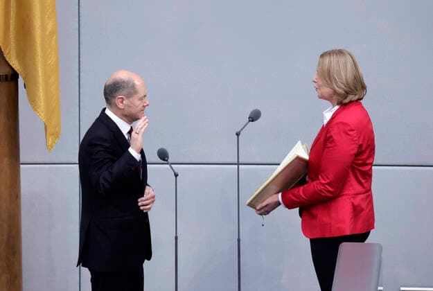 Olaf Scholz, SPD, is sworn in as 9 Chancellor of the Federal Republic of Germany by Baerbel Bas, President of the Bundestag, SPD, DEU, Berlin, 08 12 2021, during the 5 session of the German Bundestag.