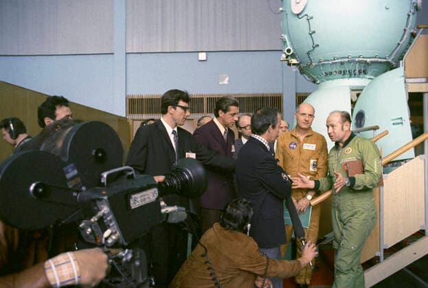 Thomas Stafford and Alexei Leonov 885528 01.05.1975 Apollo and Soyuz-19 crew Commanders Alexei Leonov (USSR), right, and Thomas Stafford (USA), second right, talking with journalists after a training session at the Yuri Gagarin Cosmonaut Training Center. Alexander Mokletsov Sputnik Star City Moscow region Russia  Copyright: xAlexanderxMokletsovx