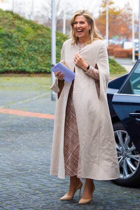 Königin Maxima besucht Weihnachts Musik Gala bei Omnisport in Apeldoorn 09-12-2021 Omispoort Queen Maxima attend the Chrismas musicgala 2021 at the Omnisport in Apeldoorn. 12 school classes, from each province, competed in the Lang Leve de Muziek Show for the title of the most musical class in the Netherlands. Â  Copyright: xPPEx
