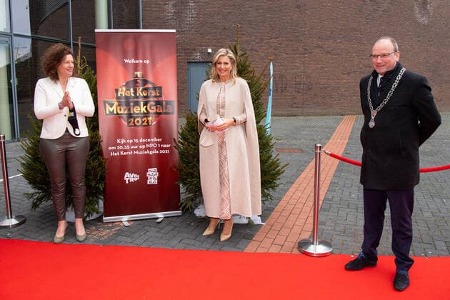 Königin Maxima besucht Weihnachts Musik Gala bei Omnisport in Apeldoorn 09-12-2021 Omispoort Queen Maxima attend the Chrismas musicgala 2021 at the Omnisport in Apeldoorn. 12 school classes, from each province, competed in the Lang Leve de Muziek Show for the title of the most musical class in the Netherlands. Â  Copyright: xPPEx
