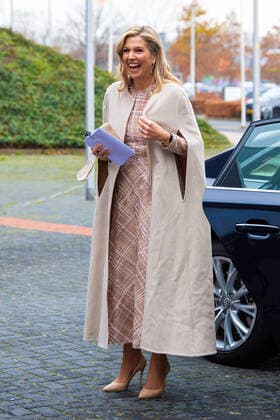 Königin Maxima besucht Weihnachts Musik Gala bei Omnisport in Apeldoorn 09-12-2021 Omispoort Queen Maxima attend the Chrismas musicgala 2021 at the Omnisport in Apeldoorn. 12 school classes, from each province, competed in the Lang Leve de Muziek Show for the title of the most musical class in the Netherlands. Â  Copyright: xPPEx
