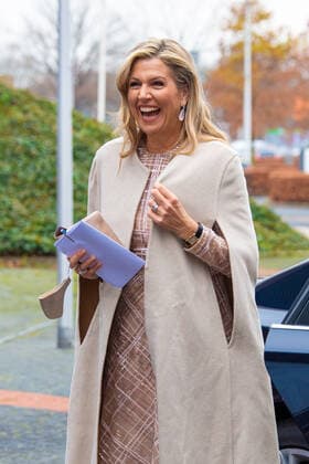 Königin Maxima besucht Weihnachts Musik Gala bei Omnisport in Apeldoorn 09-12-2021 Omispoort Queen Maxima attend the Chrismas musicgala 2021 at the Omnisport in Apeldoorn. 12 school classes, from each province, competed in the Lang Leve de Muziek Show for the title of the most musical class in the Netherlands. Â  Copyright: xPPEx
