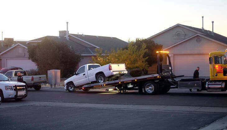USA, Polizei ermittelt nach Schießerei bei Bluewater, New Mexiko December 9, 2021, NEW MEXICO, USA: 120921.A truck belonging to the victim is towed as Albuquerque Police officers investigate after a 19 year-old was fatally shot on Port Rd. NW near Bluewater NW .Photographed on Thursday December 9 , 2021. USA - ZUMAab1_ 20211209_zaf_ab1_002 Copyright: xAdolphexPierre-Louis Journalx