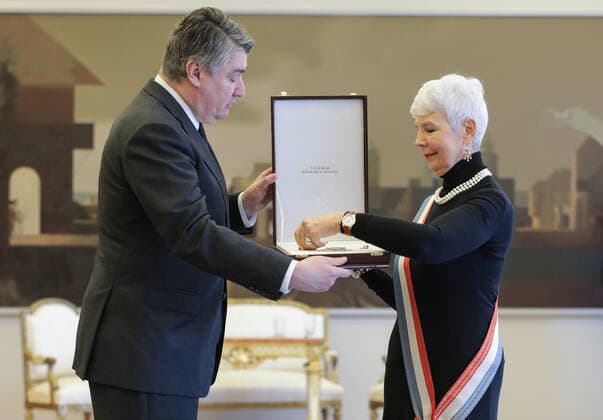 Kroatien, Jadranka Kosor erhält Orden und Auszeichnung von Zoran Milanovic in Zagreb Zoran Milanovic bestow the Grand Order of Queen Jelena with Sash and Star upon Jadranka Kosor Croatian President Zoran Milanovic bestow the Grand Order of Queen Jelena with Sash and Star upon Jadranka Kosor for extraordinary contributions to the international reputation and position of the Republic of Croatia and the development of relations between the Republic of Croatia and the Croatian people and other states and peoples at the Office of the President , in Zagreb, Croatia, on December 09, 2021. RobertxAnic PIXSELL