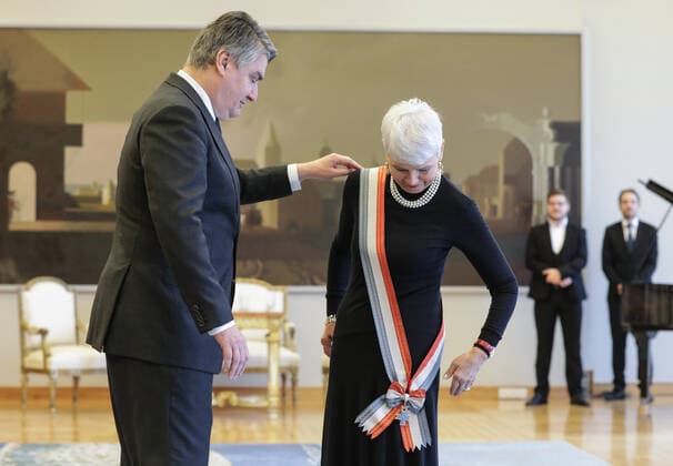 Kroatien, Jadranka Kosor erhält Orden und Auszeichnung von Zoran Milanovic in Zagreb Zoran Milanovic bestow the Grand Order of Queen Jelena with Sash and Star upon Jadranka Kosor Croatian President Zoran Milanovic bestow the Grand Order of Queen Jelena with Sash and Star upon Jadranka Kosor for extraordinary contributions to the international reputation and position of the Republic of Croatia and the development of relations between the Republic of Croatia and the Croatian people and other states and peoples at the Office of the President , in Zagreb, Croatia, on December 09, 2021. RobertxAnic PIXSELL
