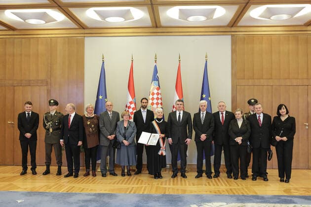 Kroatien, Jadranka Kosor erhält Orden und Auszeichnung von Zoran Milanovic in Zagreb Zoran Milanovic bestow the Grand Order of Queen Jelena with Sash and Star upon Jadranka Kosor Croatian President Zoran Milanovic bestow the Grand Order of Queen Jelena with Sash and Star upon Jadranka Kosor for extraordinary contributions to the international reputation and position of the Republic of Croatia and the development of relations between the Republic of Croatia and the Croatian people and other states and peoples at the Office of the President , in Zagreb, Croatia, on December 09, 2021. RobertxAnic PIXSELL