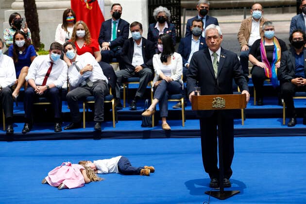 Bilder des Jahres 2021, News 12 Dezember News Themen der Woche KW49 News Bilder des Tages Chile, Präsident Pinera bei Festakt anlässlich Legalisierung gleichgeschlechtlicher Ehe in Santiago Santiago, 9 diciembre 2021. El Presidente Sebastian Pinera,y los ministros, subsecretarios, parlamentarios y representantes de la sociedad civil, promulgan ley de Matrimonio Igualitario. Marcelo Hernandez Aton Chile, Santiago Chile Aton_567595 *** Santiago, December 9, 2021 President Sebastian Pinera, ministers, undersecretaries, parliamentarians and representatives of civil society, promulgate the law on Equal Marriage Marcelo Hernandez Aton Chile, Santiago Chile Aton 567595  Copyright: MARCELOxHERNANDEZ ATONCHILE
