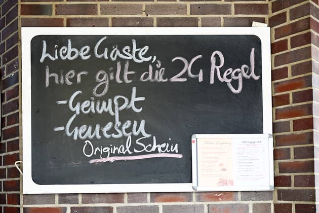 Sign at a restaurant refers to the 2G rule in Bergedorf, Hamburg, Germany ** NUR FUER REDAKTIONELLE ZWECKE ** EDITORIAL USE ONLY **