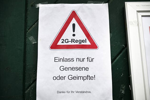 Sign on a shop refers to the 2G rule in Bergedorf, Hamburg, Germany ** NUR FUER REDAKTIONELLE ZWECKE ** EDITORIAL USE ONLY **