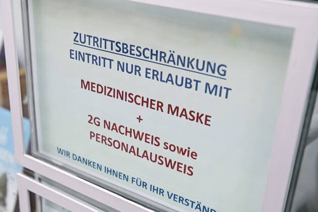 Sign at a shop refers to the 2G rule and mask obligation in Bergedorf, Hamburg, Germany ** NUR FUER REDAKTIONELLE ZWECKE ** EDITORIAL USE ONLY **