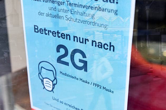 Sign at a shop refers to the 2G rule and mask obligation in Bergedorf, Hamburg, Germany ** NUR FUER REDAKTIONELLE ZWECKE ** EDITORIAL USE ONLY **