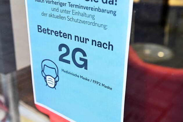 Sign at a shop refers to the 2G rule and mask obligation in Bergedorf, Hamburg, Germany ** NUR FUER REDAKTIONELLE ZWECKE ** EDITORIAL USE ONLY **