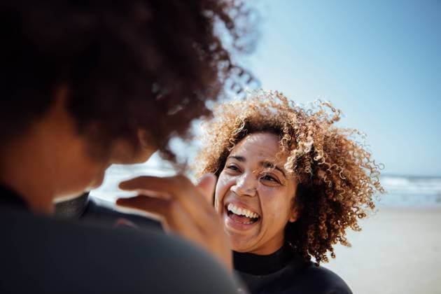 IMAGO Creative, Jahreszeit Sommer, Sonnenschutz Woman applying sunscreen on the beach San Diego, California, United States R_KACAEY211201-137894-01 ,model released, Symbolfoto