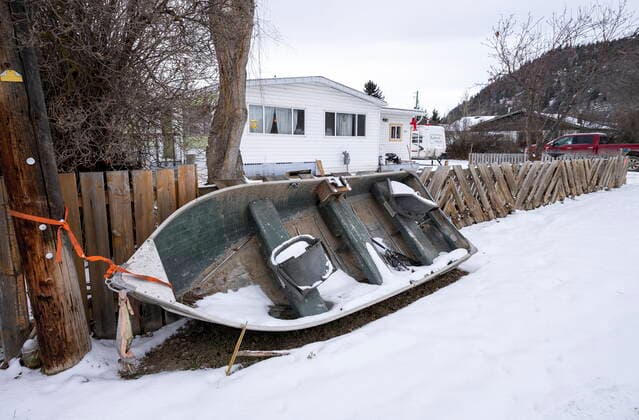 Kanada, Schäden nach Flut in Merritt December 9, 2021, MERRITT, BC, CANADA: A boat is seen tied on to a telephone pole following flood damage in Merritt, B.C. Thursday, December 9, 2021. MERRITT CANADA  - ZUMAc35_ 20211209_zaf_c35_063 Copyright: xJonathanxHaywardx